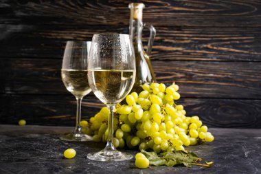 Şarap, eski arkaplanda taze üzüm.