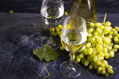 Şarap, eski arkaplanda taze üzüm.