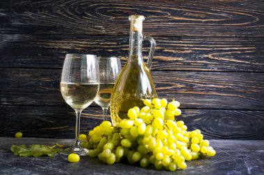 Şarap, eski arkaplanda taze üzüm.
