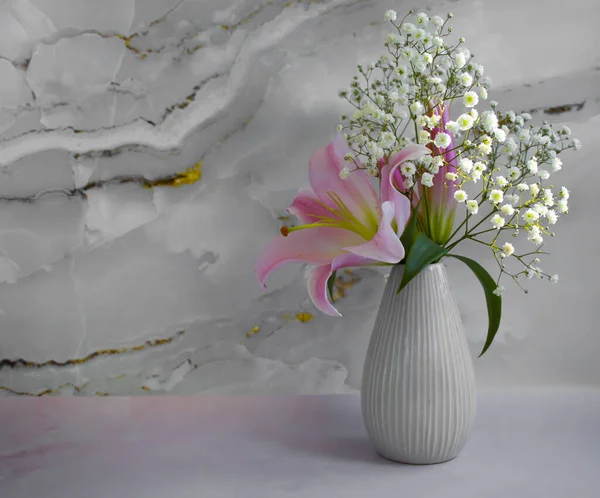 Bouquet Lily Vase Concrete Background — Stock Photo, Image