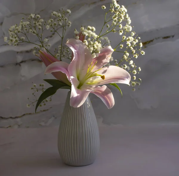 Bouquet Lily Vase Concrete Background — Stock Photo, Image