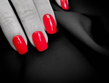 Güzel kırmızı manikür ipek siyah el