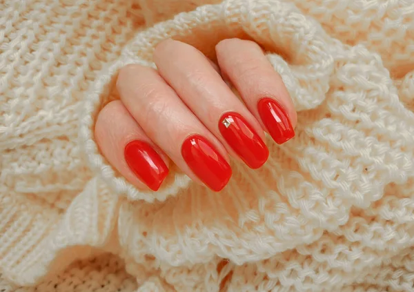 Hermosa Manicura Roja Mano Femenina Suéter Amarillo —  Fotos de Stock