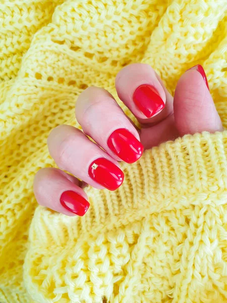 Красивый Красный Маникюр Женская Рука Желтый Свитер — стоковое фото