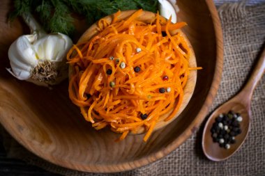 Ahşap zemin üzerinde Kore havuçları