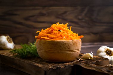 Ahşap zemin üzerinde Kore havuçları