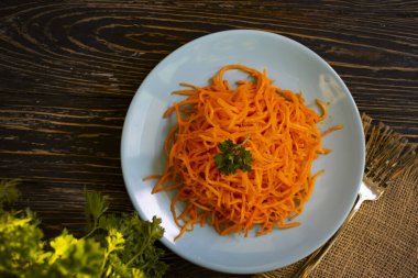 Ahşap zemin üzerinde Kore havuçları