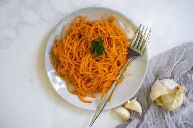 Ahşap zemin üzerinde Kore havuçları