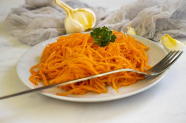 Ahşap zemin üzerinde Kore havuçları