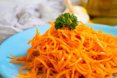 Ahşap zemin üzerinde Kore havuçları