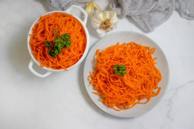 Ahşap zemin üzerinde Kore havuçları