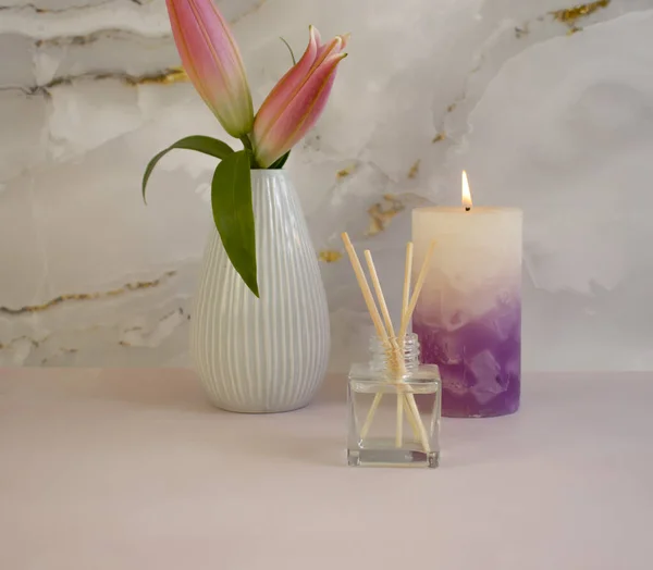 Parfum Pour Maison Fleur Lys Sur Fond Décoratif — Photo