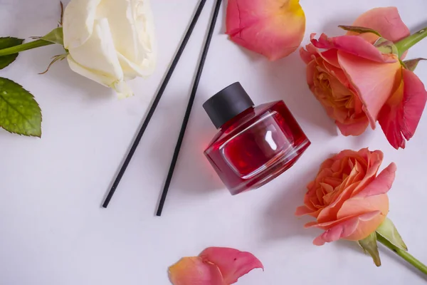 Fles Parfum Voor Thuis Bloem Roos Mooie Achtergrond — Stockfoto