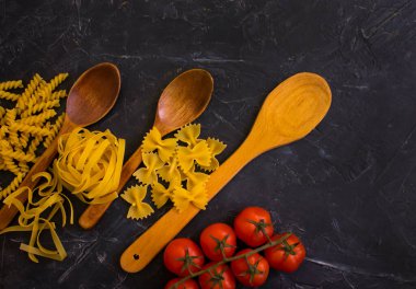 Çiğ makarna, çimento kaplı kiraz domatesi.