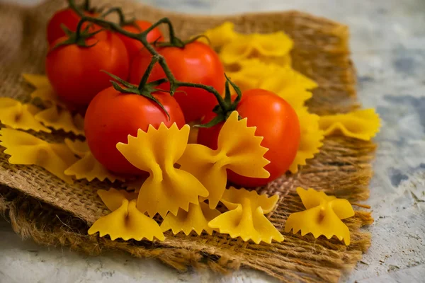 Pâtes Crues Tomate Cerise Sur Fond Béton — Photo