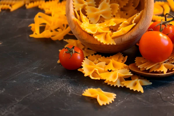 Rohe Nudeln Kirschtomaten Auf Betongrund — Stockfoto