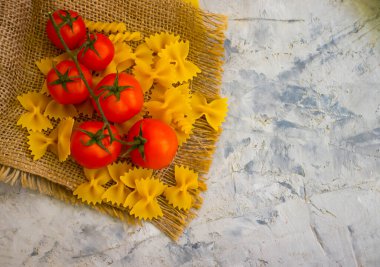 Çiğ makarna, çimento kaplı kiraz domatesi.