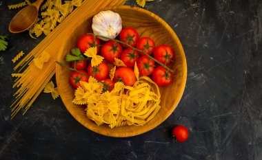 Çiğ makarna, çimento kaplı kiraz domatesi.