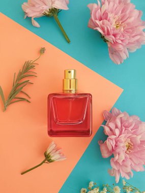 Renkli arka planda parfüm şişesi çiçeği