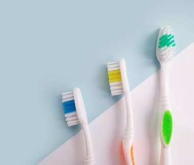 Renkli arkaplanda diş fırçası