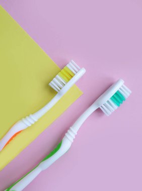 Renkli arkaplanda diş fırçası