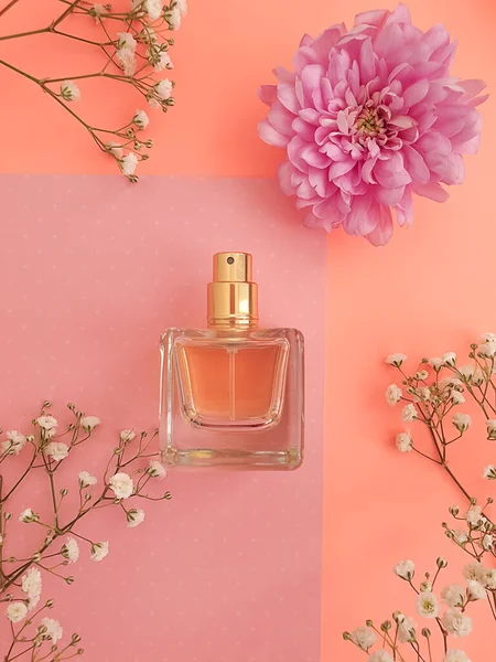 Kwiat Butelki Perfum Kolorowym Tle — Zdjęcie stockowe