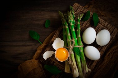 kuşkonmaz, ahşap arka planda çiğ yumurta.