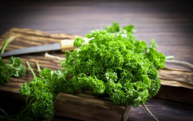 Ahşap arka planda maydanoz sürüsü