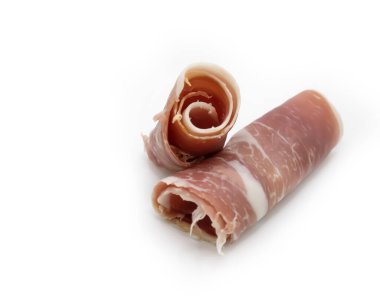 Jamon dilimi beyaz arkaplanda izole edildi