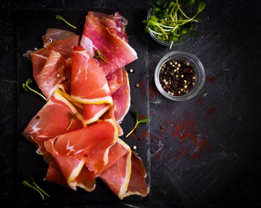 Eski koyu beton arka planda Jamon kesiği