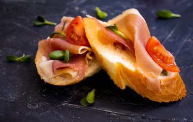 Jamonlu lezzetli sandviç, domates.