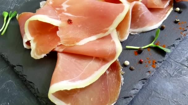 Jamón Rebanada Viejo Fondo Hormigón Oscuro — Vídeo de stock