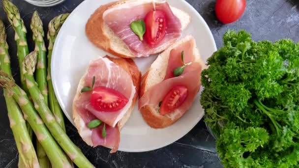 Leckeres Sandwich Mit Marmelade Tomatenzutat — Stockvideo