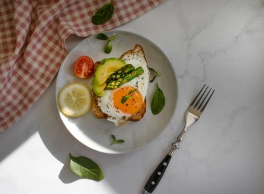 Yumurtalı sandviç, avokado, kuşkonmaz.