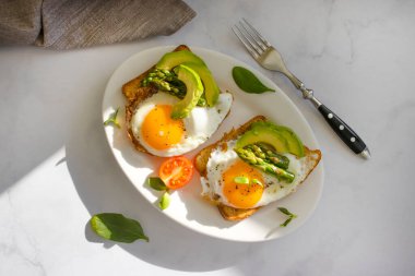 Yumurtalı sandviç, avokado, kuşkonmaz.