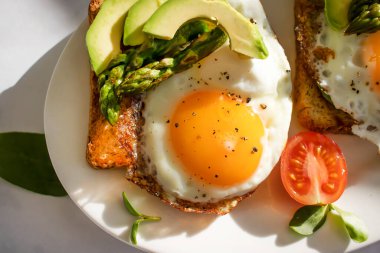 Yumurtalı sandviç, avokado, kuşkonmaz.