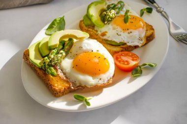 Yumurtalı sandviç, avokado, kuşkonmaz.