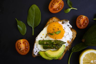 Yumurtalı sandviç, avokado, kuşkonmaz.
