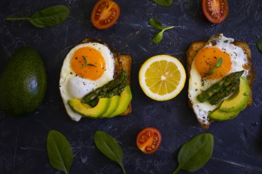 Yumurtalı sandviç, avokado, kuşkonmaz.