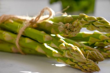 Eski arkaplanda taze yeşil kuşkonmaz