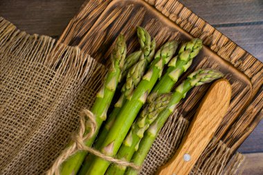 Eski arkaplanda taze yeşil kuşkonmaz