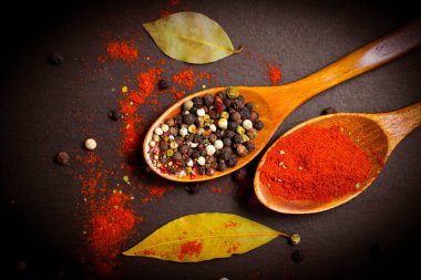 Baharatlar zerdeçal, arka planda ahşap kaşıkta biber.