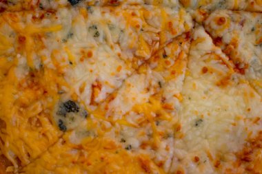 Geleneksel peynirli pizza.