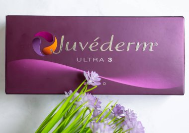 25 Şubat 2022, Ukrayna, Kyiv şehri, bir kutu Juvederm doldurucu, Allergan şirketi, ABD, çiçek