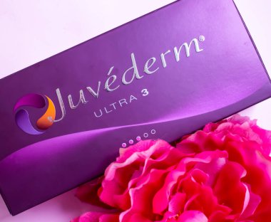 25 Şubat 2022, Ukrayna, Kyiv şehri, bir kutu Juvederm doldurucu, Allergan şirketi, ABD, çiçek