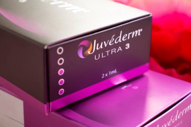 25 Şubat 2022, Ukrayna, Kyiv şehri, bir kutu Juvederm doldurucu, Allergan şirketi, ABD, çiçek