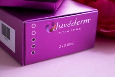 25 Şubat 2022, Ukrayna, Kyiv şehri, bir kutu Juvederm doldurucu, Allergan şirketi, ABD, çiçek