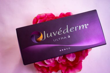 25 Şubat 2022, Ukrayna, Kyiv şehri, bir kutu Juvederm doldurucu, Allergan şirketi, ABD, çiçek