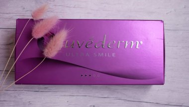 25 Şubat 2022, Ukrayna, Kyiv şehri, bir kutu Juvederm doldurucu, Allergan şirketi, ABD, çiçek