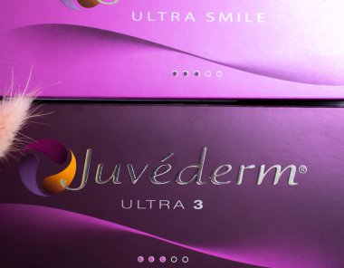 25 Şubat 2022, Ukrayna, Kyiv şehri, bir kutu Juvederm doldurucu, Allergan şirketi, ABD, çiçek